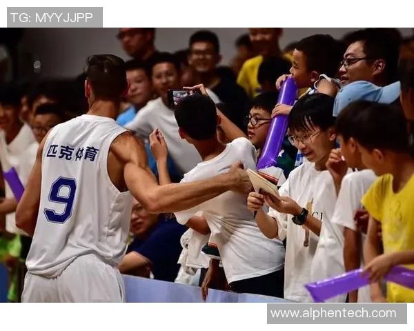 国际篮球明星与小粉丝的温馨瞬间分享篮球梦想与友情的美好故事